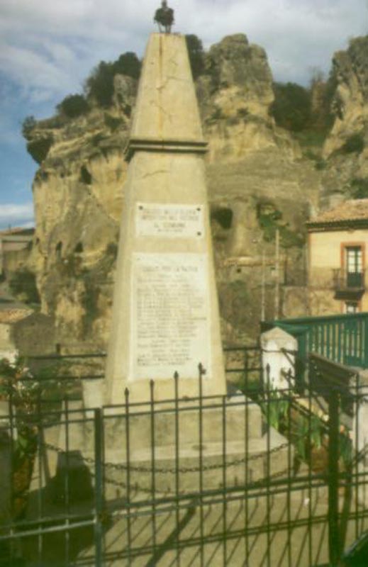 Das Denkmal fr die im Krieg gefallenen Bewohner