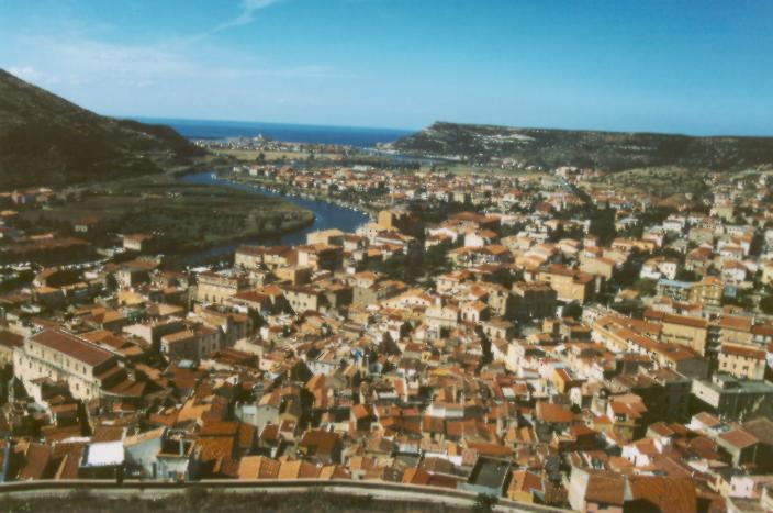 Blick von der Burg hinunter auf Bosa bis hin nach Bosa Marina