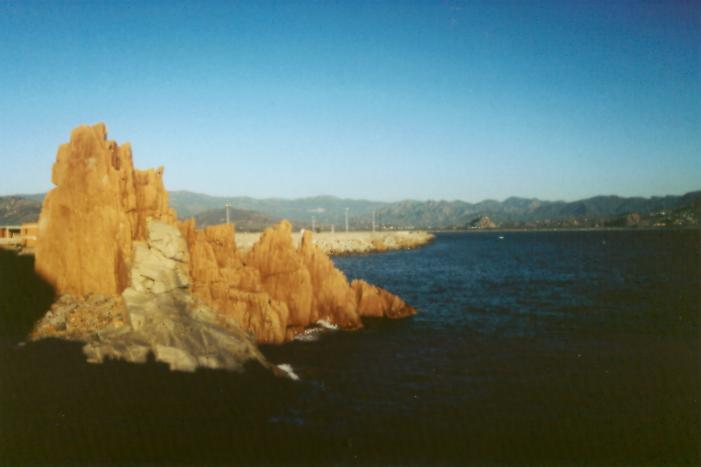 Die roten Porphyr-Felsen von Arbatax im Morgenlicht