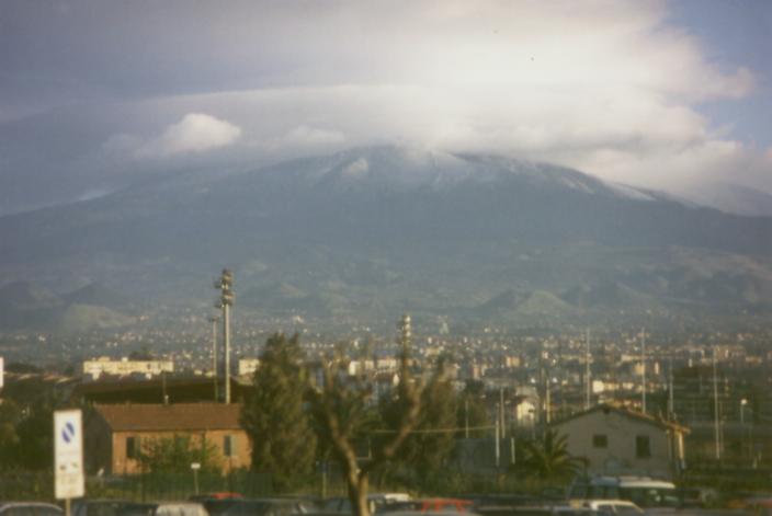 Abschied von Sizilien - der Etna grt uns noch einmal ber die Dcher von Catania hinweg