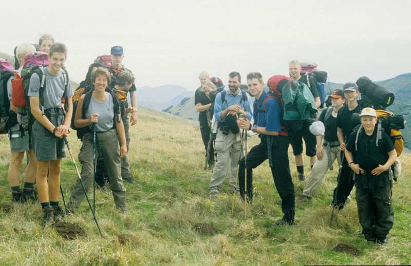 Gruppenfoto aus besonderem Anla: weit, weit weg ist im Hintergrund zum ersten Mal der Monte Vettore in den Monti Sibillini ins Blickfeld geraten