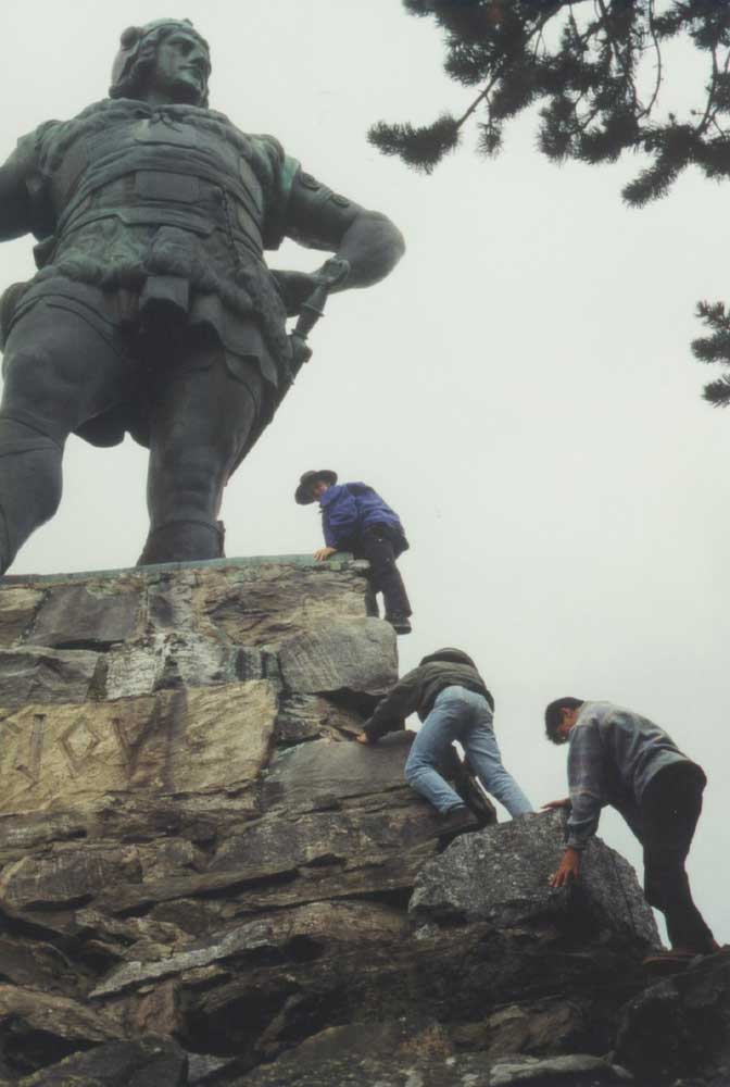 Hinauf zur Fridjof-Statue in Vangsnes