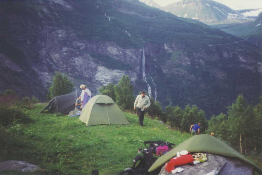 Lagerplatz hoch ber dem Geirangerfjord, direkt gegenber dem Wasserfall der sieben Schwestern