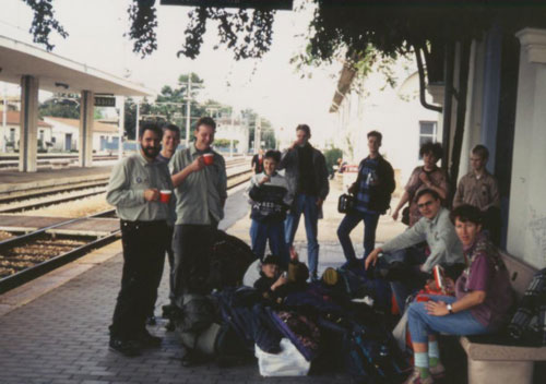 Abschiedstrunk am Bahnhof von Assisi