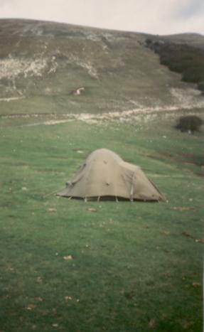 Das Zelt steht-allerdings sehr windexponiert