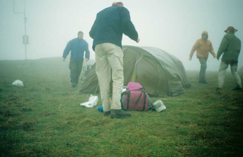 Nur mit vielen Hnden gleichzeitig bekommt man die Zelte in diesem Sturm runter
