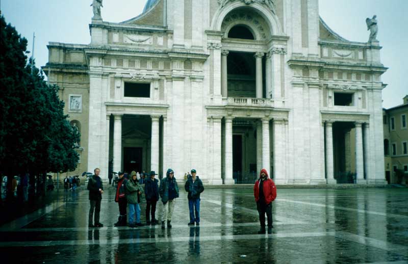 Vor der wenig beeindruckenden Basilika Maria degli Angeli