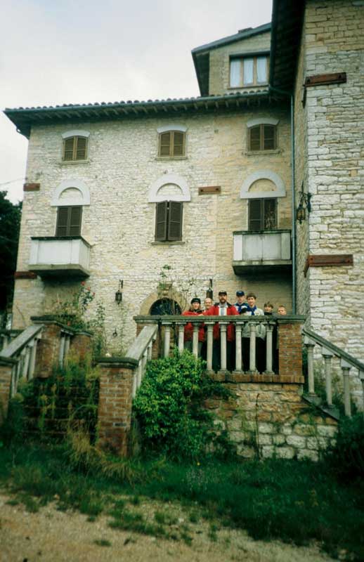 Auf der Freitreppe hinter Francos Villa della Cupa