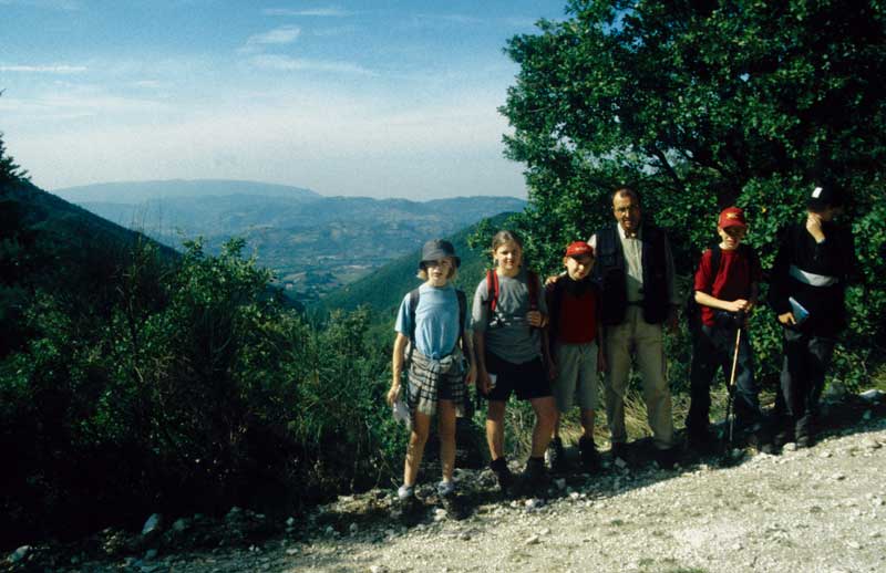 Gruppe 1 erkundet mit Rinaldo den Weg um den Monte Merlano